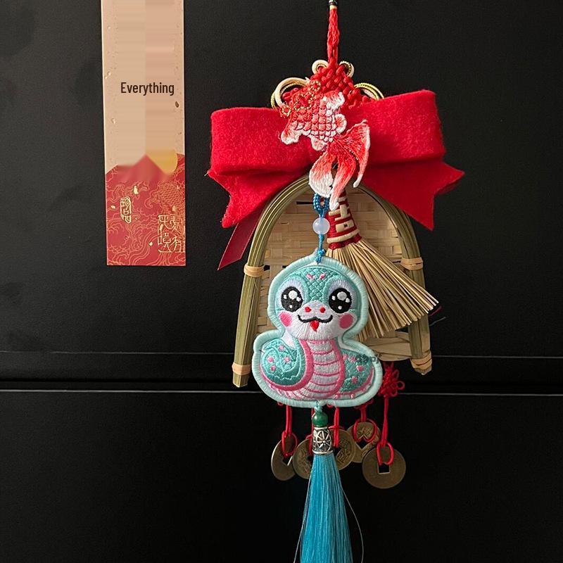 

Вышитый кулон «Год Змеи»: Украшение в виде куклы-змеи и подарок на канун Нового года Standard