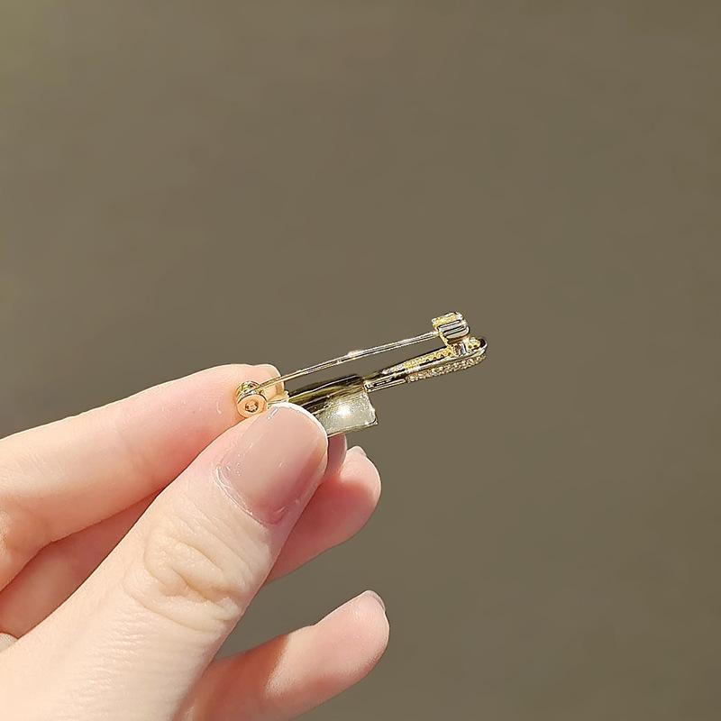 Trendy Design Sense Niche Gold Shovel Shining Diamond Brooch Women'S Exquisite High Sense Anti-Light Accessories Pin Brooch