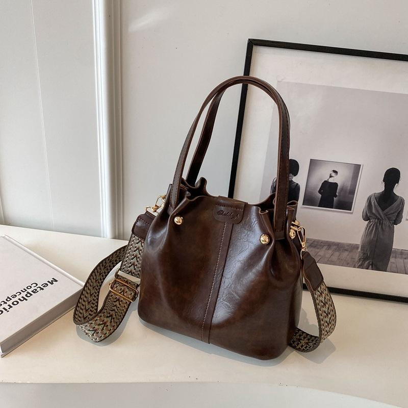 Retro fashion small bag new women's bag Maillard commuter bucket bag high value shoulder bag women