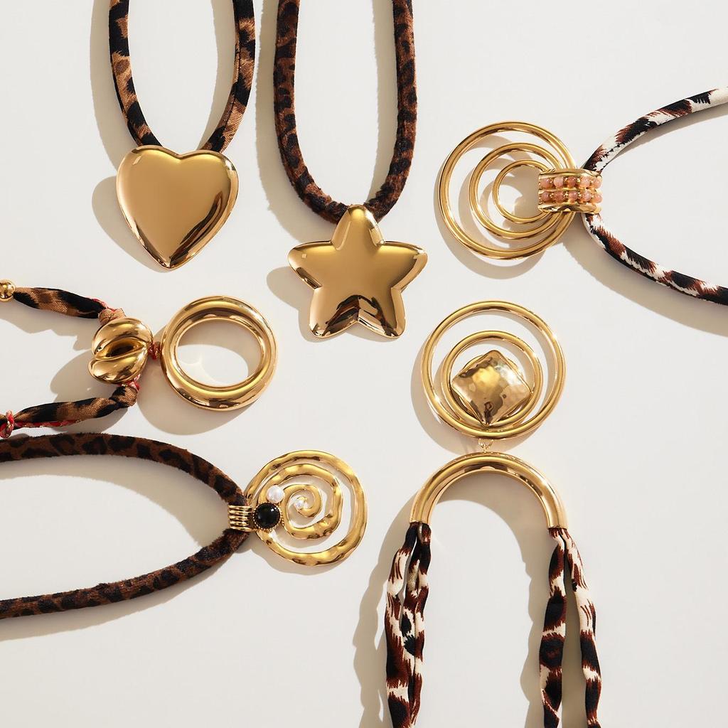 Qiong Yao Design Sense Photochromic Geometric Pendant, Long Leopard Print Necklace, Simple 18K Gold Plated Clavicle Chain.