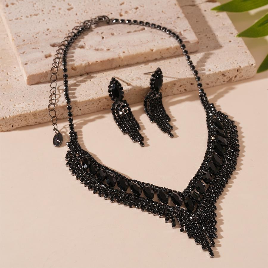 2-piece set of dark wind diamond V-shaped fringed stud earrings necklace, personalized temperament item decoration