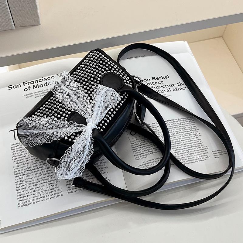 

Маленькая квадратная сумка с инкрустированной бриллиантами текстурой для женщин, новая корейская модная и простая сумка через плечо, блестящая ручная квадратная сумка