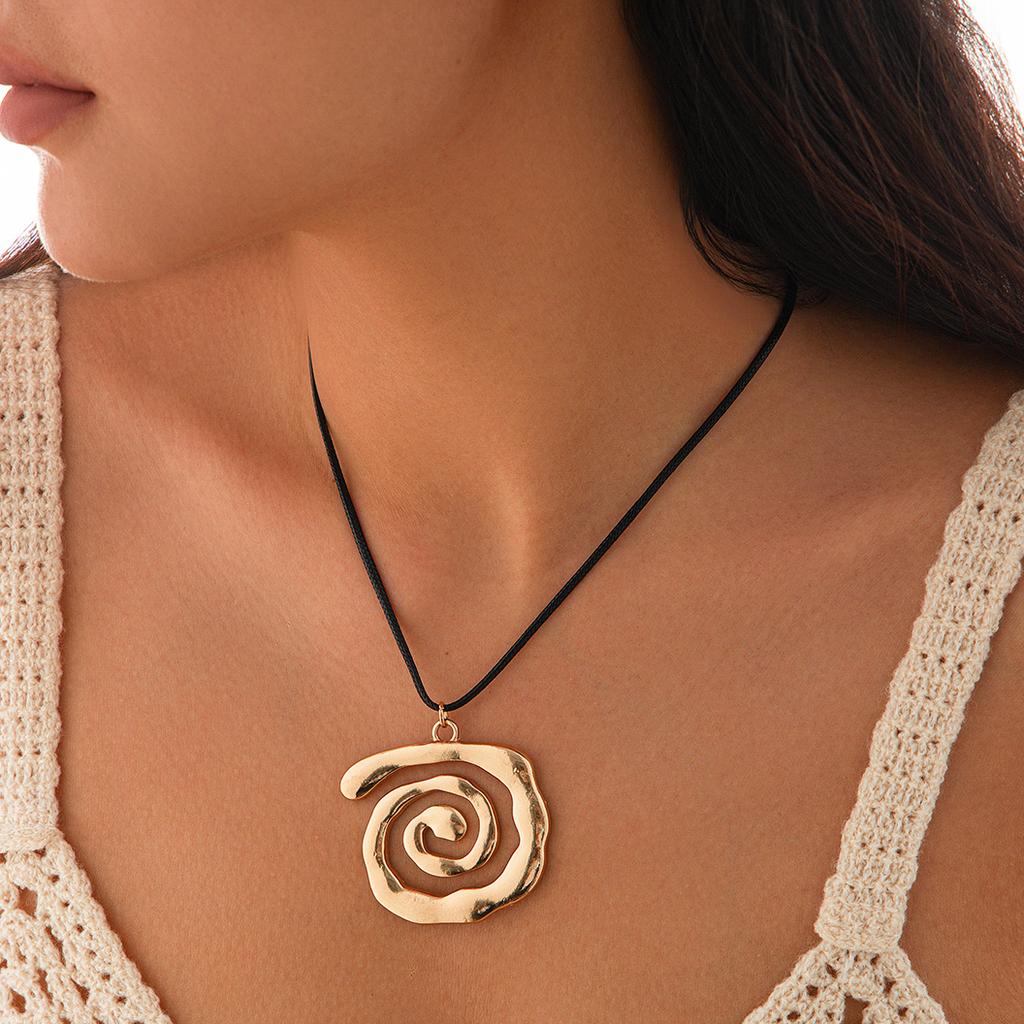 Ingemark Creative Goth Big Spiral Conch Pendant Choker Necklace for Women Simple Adjustable Leather Wax Thread Chain Y2K Jewelry