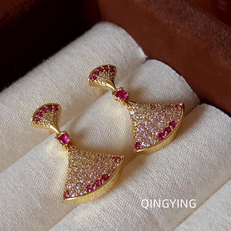 Elegant Gradient Diamond Fan-Shaped Stud Earrings for Women: Versatile, High-End Silver Needle Design Geometric медный