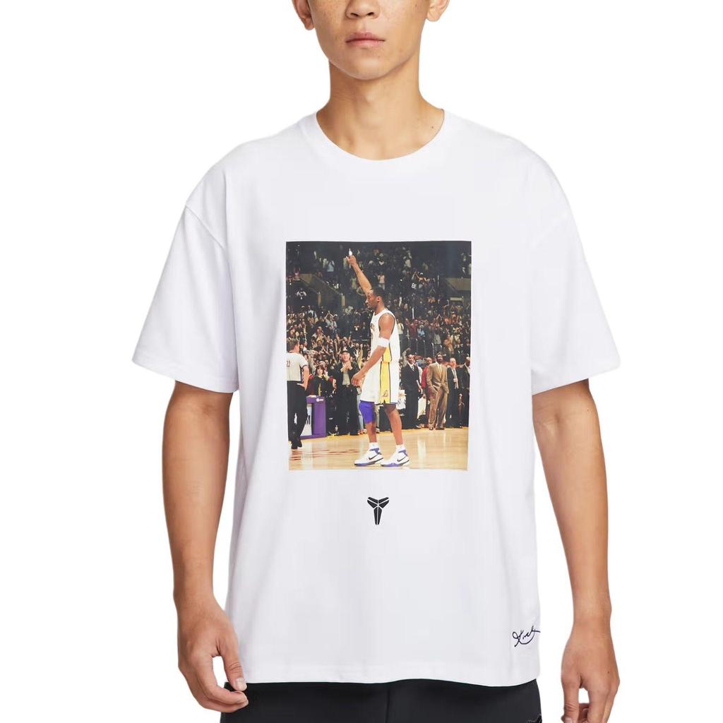 Nike FW25 Serie Kobe Anno del Cavallo Limitata Casual Outdoor Stampata Spalle Cadenti Manica Corta T-Shirt Uomo Top IO1151-100