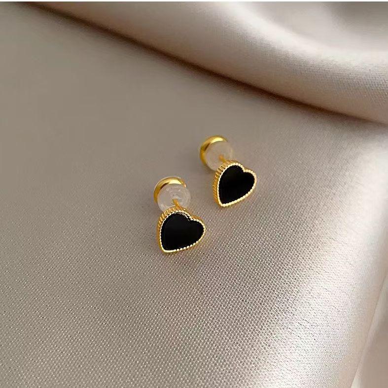 

Unique Heart Earrings 2024: New Minimalist High-End Studs with Versatile, Cool Style.