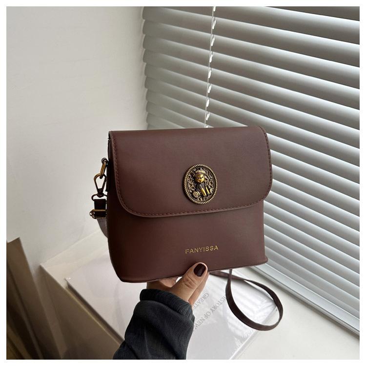 

Bag Korean high-end sense versatile bucket bag spring and summer niche design 2024 new strap shoulder messenger bag women темно-коричневого кольору