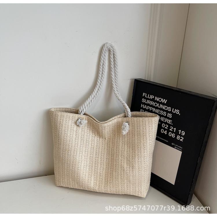 Seaside resort style woven straw bag women's 2025 new fashionable simple tote bag large capacity foreign style shoulder bag