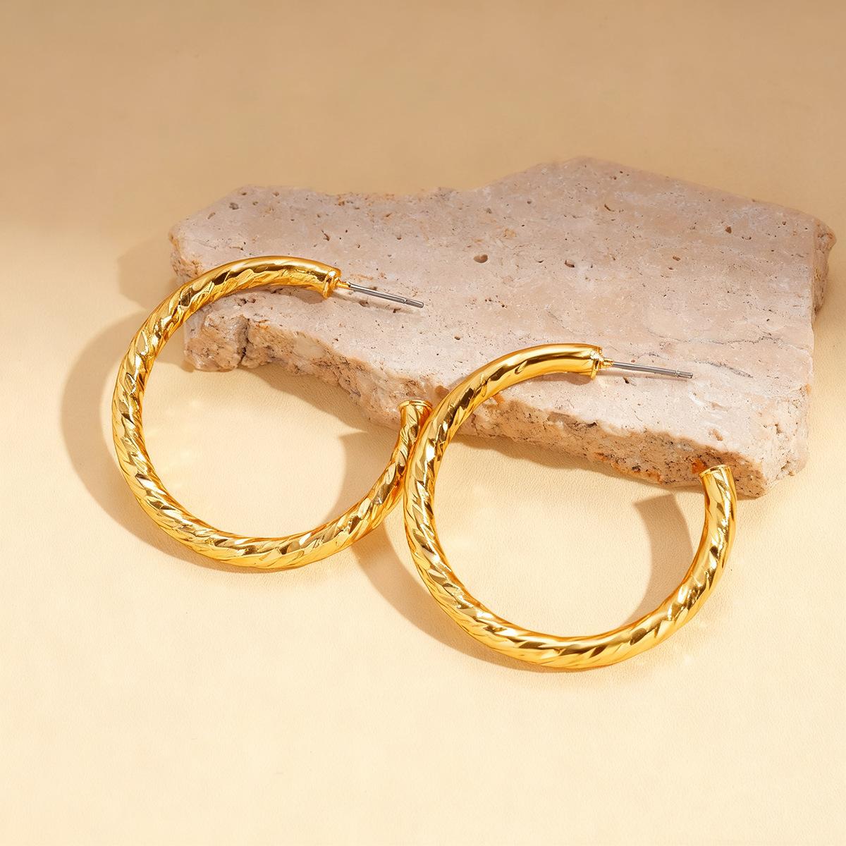 Metallic geometric round texture C-shaped silver needle stud earrings, environmentally friendly earrings