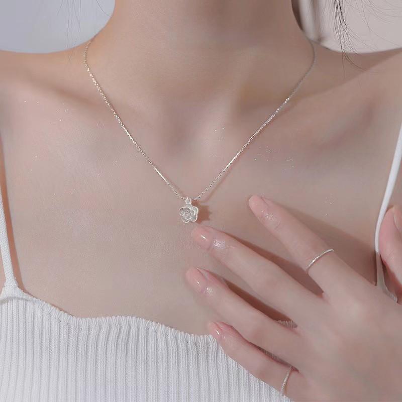 Tide Diamond Bow Necklace, Femininity Niche Design, High-End Light Luxury Collarbone Chain, Girlfriend Pendant.