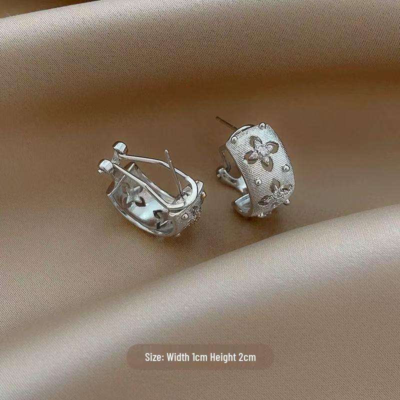 2025 Elegant High-End Hollow Earrings - Exquisite, Versatile Niche Design for Women