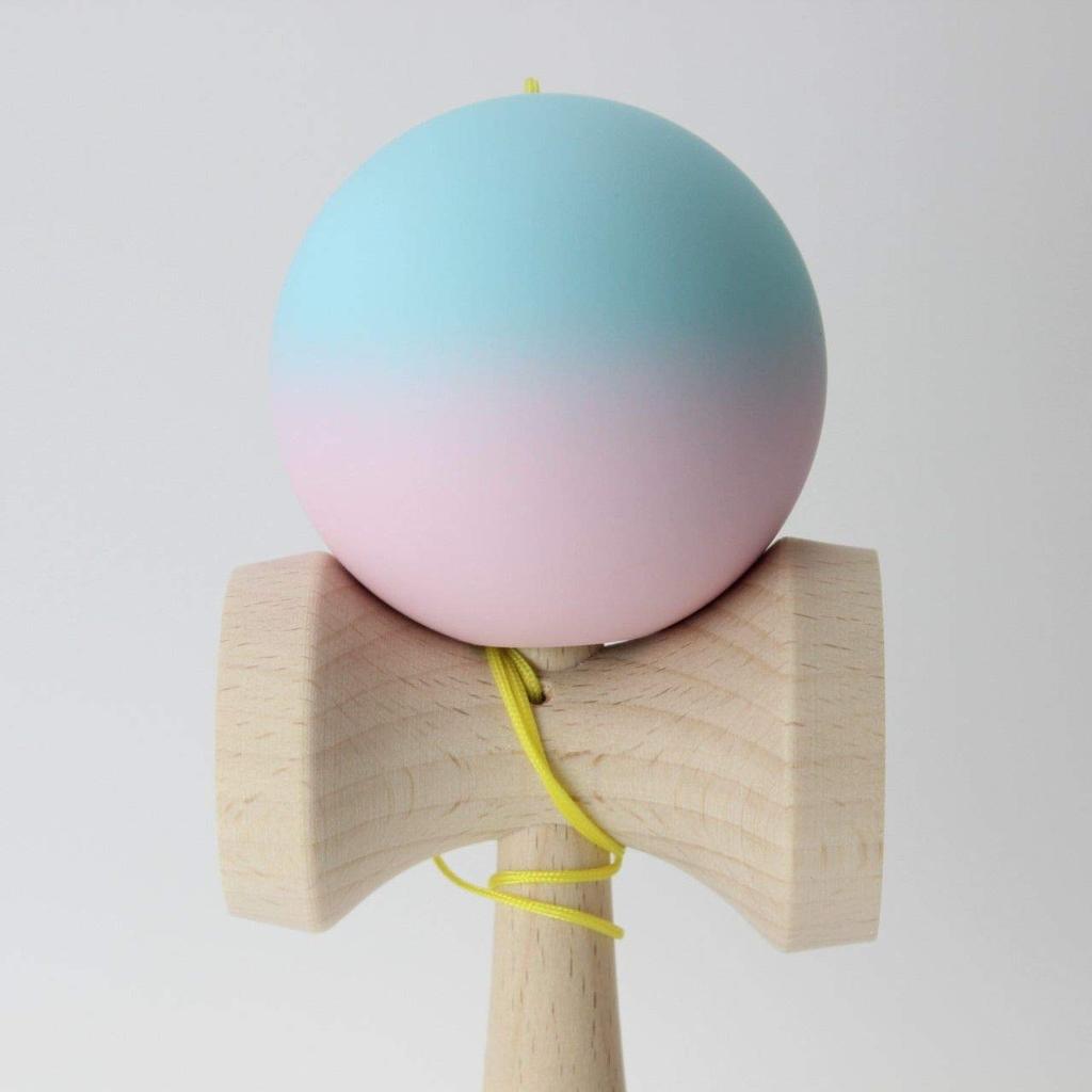 Von der Japan Kendama Association zertifiziertes Wettkampf-Kendama Matt hellblau pink mit Ersatzfaden "Oozora" zweifarbig & [Hergestellt in Japan, inklusive]