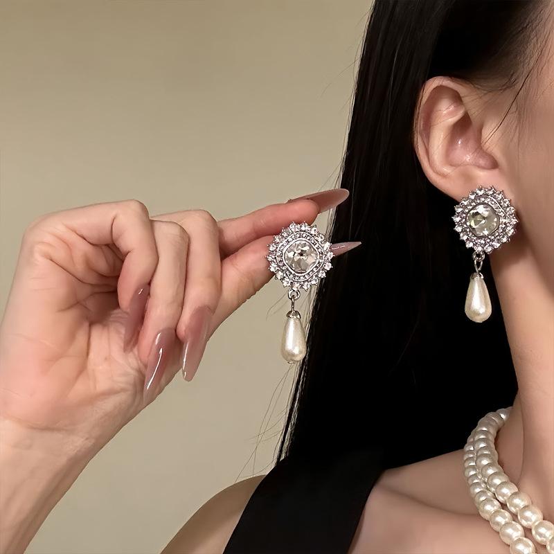 European and American court style diamond-encrusted geometric water drop pearl necklace accessories women's heavy industry sweater chain accessories