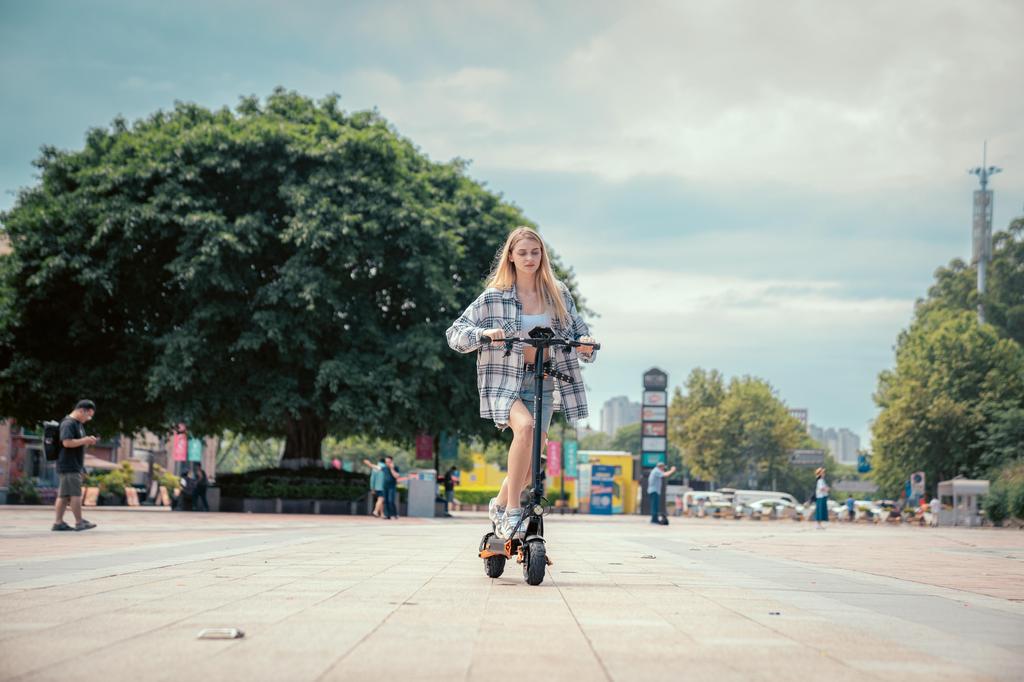 KuKirin G2 Pro Foldable E-Scooter for Adults 600W Motor 48V 15.6Ah Battery 45km/h Speed 58km Range 9 Inch Tubeless Tires