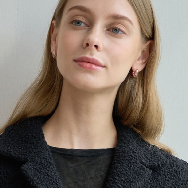 ELLE Schmuck 14K Cubic Pebble Ohrringe (Goldener Pin) ELGPEE465