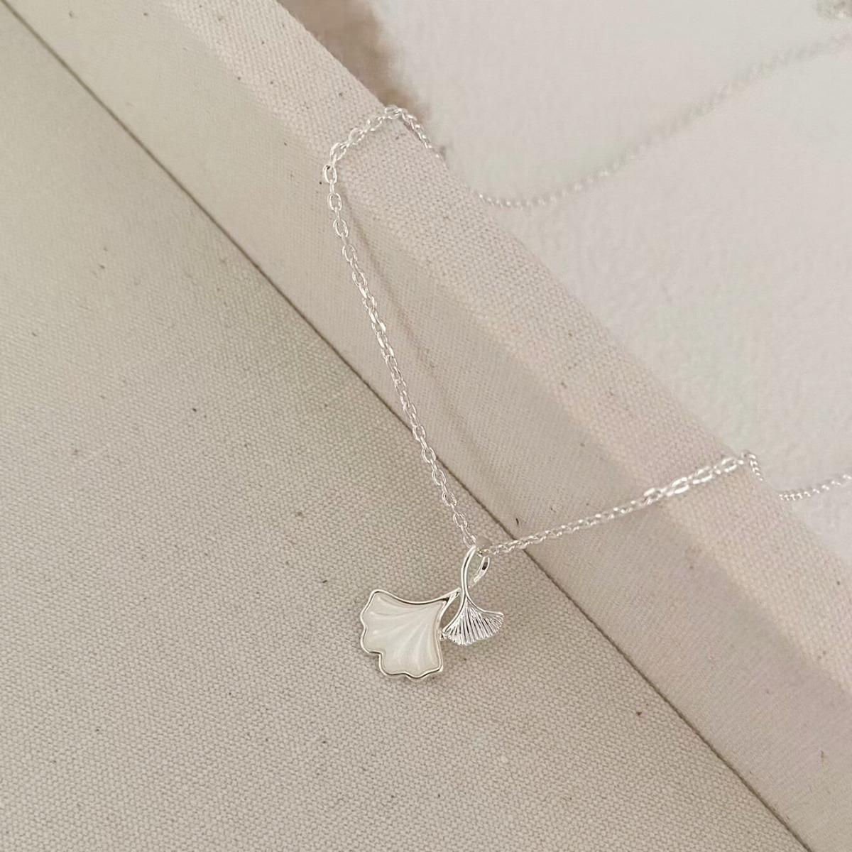Elegant Ginkgo Leaf Shell Necklace: French High-End Fashionable Choker with Exquisite Design