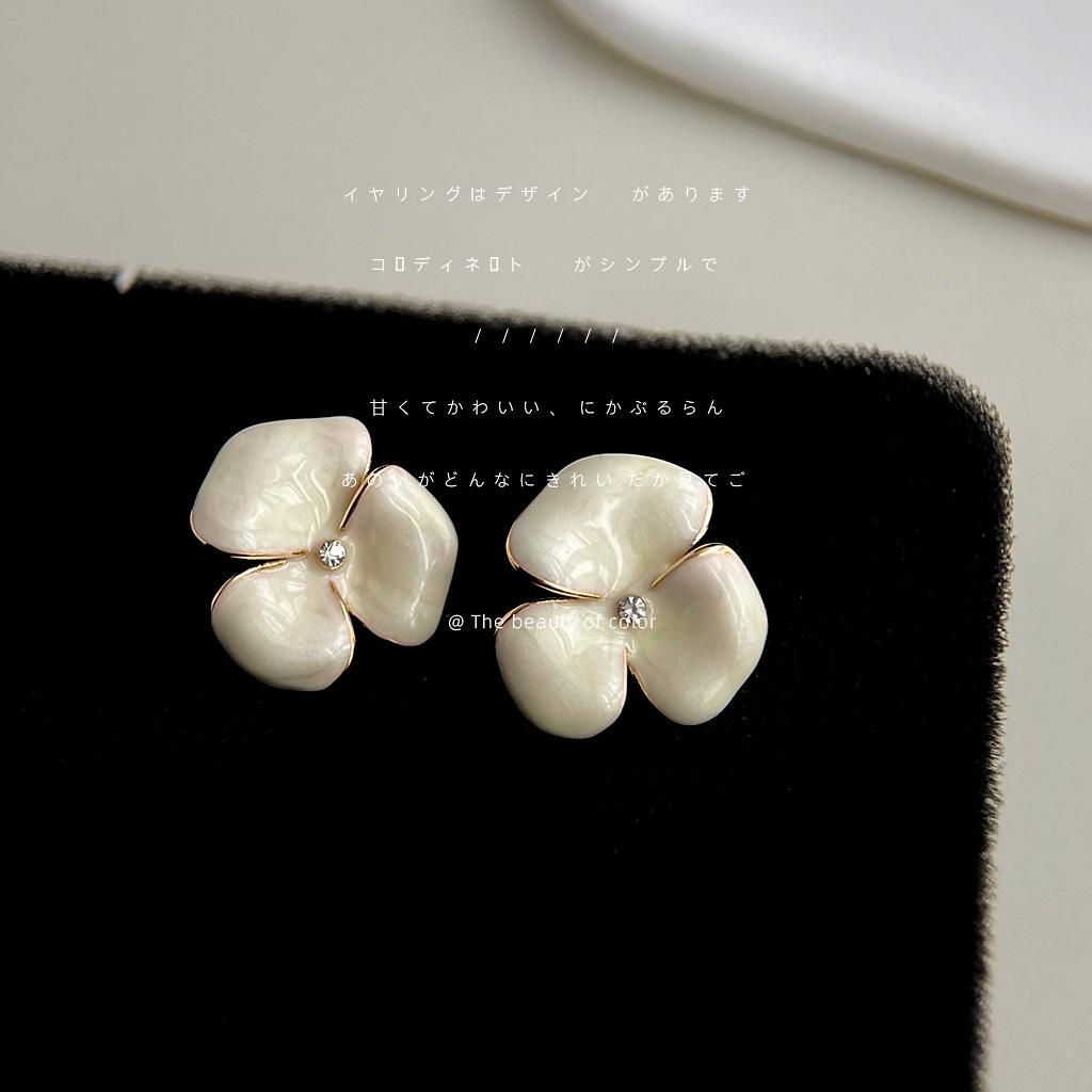 

The real thing is beautiful~ Quicksand texture plated 14K flower stud earrings elegant, fresh and sweet earrings jewelry