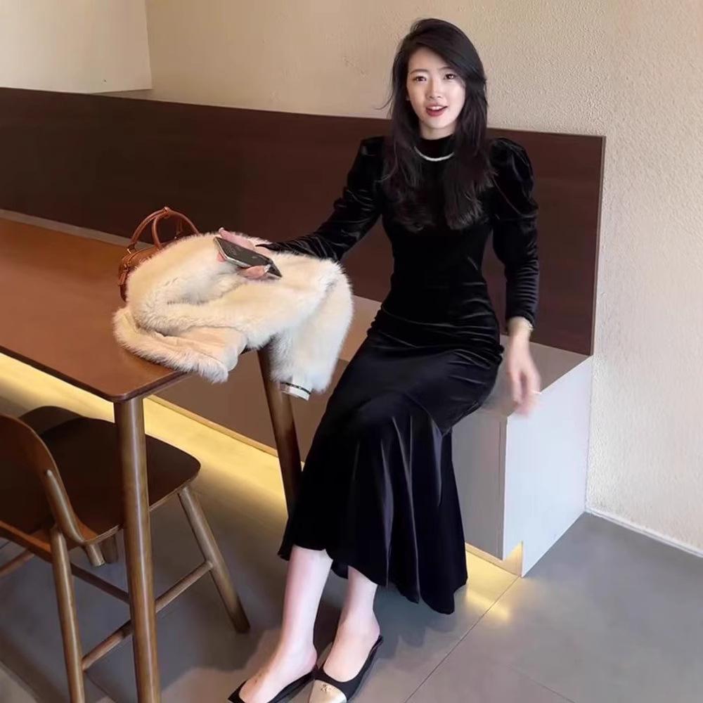 This Year, Beautiful Golden Velvet Dresses Are Popular for Women's Early Autumn New Temperament Slim-fitting Long-sleeved Fishtail Dresses.
