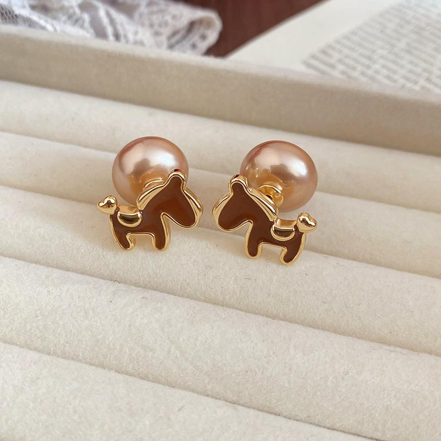 

Real Gold Plated Copper Popular Pink Coffee Red Gray Color Enamel Simulated Pearl Cartoon Horse Stud Earrings for Women кофейный