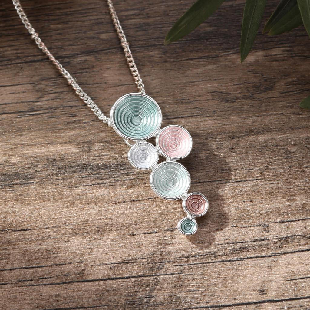 Neuer geometrischer Emaille-Ringe Anhänger, einfacher, kleiner und frischer vielseitiger Mehrlagen-Ringe Halskette für Damen