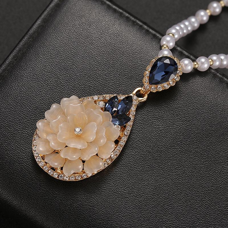 Korean Fashion Flower Sweater Chain Necklace - Autumn/Winter Women's High-End Cat's Eye Camellia Pendant.