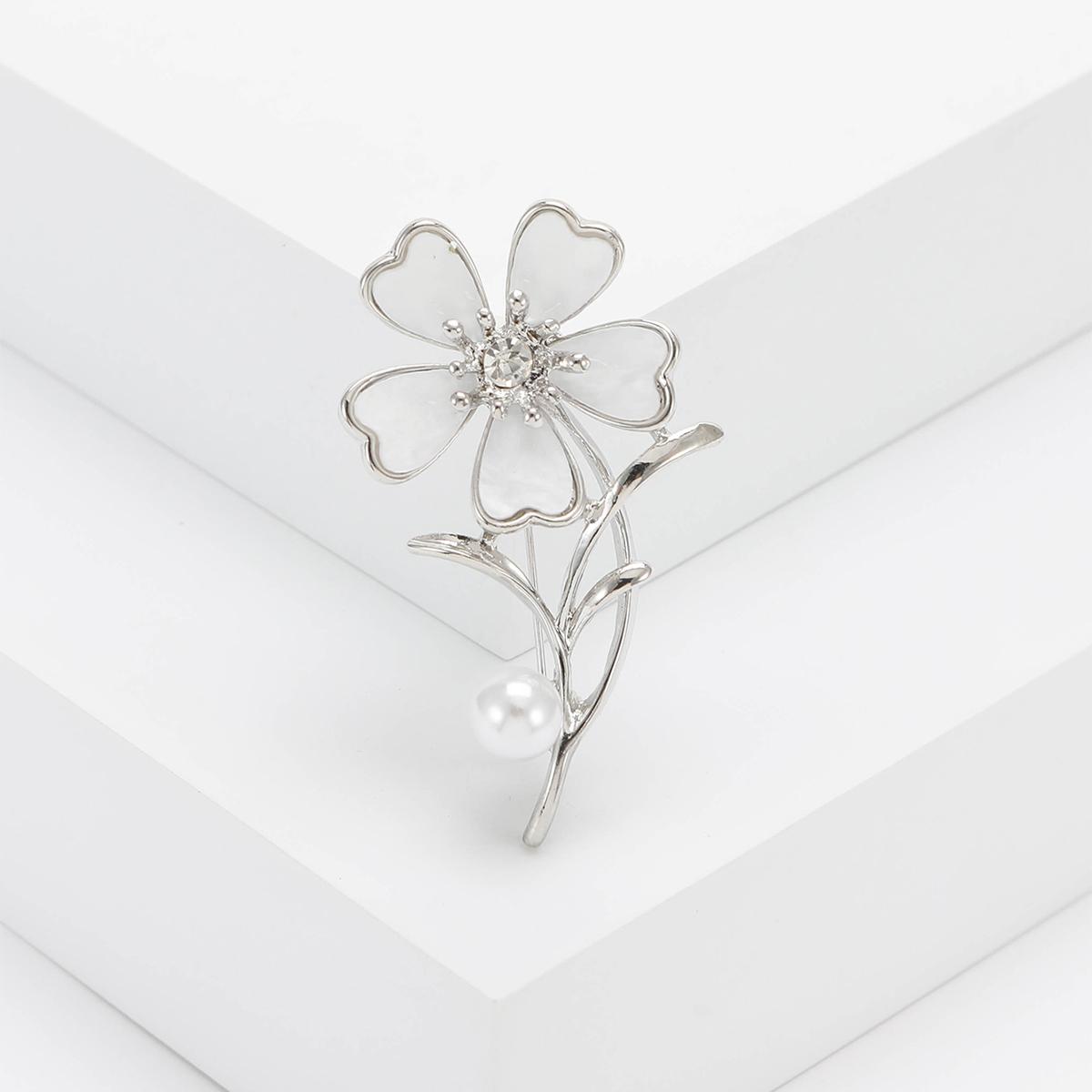 

Luxury Pearl Camellia Brooches for Women Unisex Rhinestone Plant Pins Event Party Gifts Backpack Decoration Clothes Accessories
