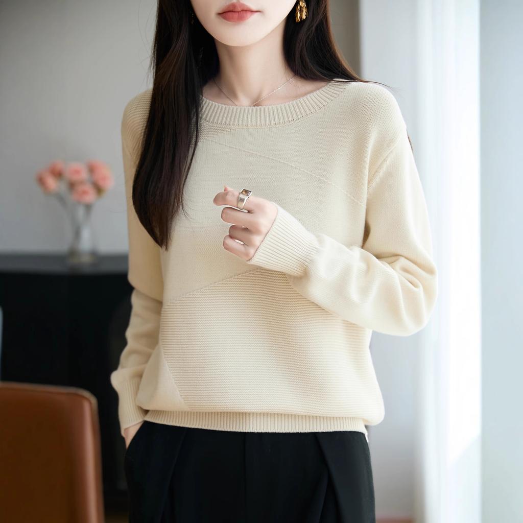 A New Type of Thick, Non-pilling Knitted Base Layer with A Round-neck, Slanted Square Inner Layer Sweater for Women