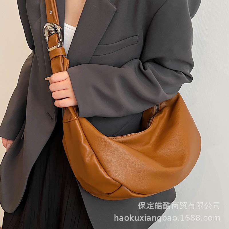 Fashion and Lazy Leisure Temperament 2025 Autumn and Winter Women's New Ins Texture Simple Shoulder Crossbody Dumpling Bag