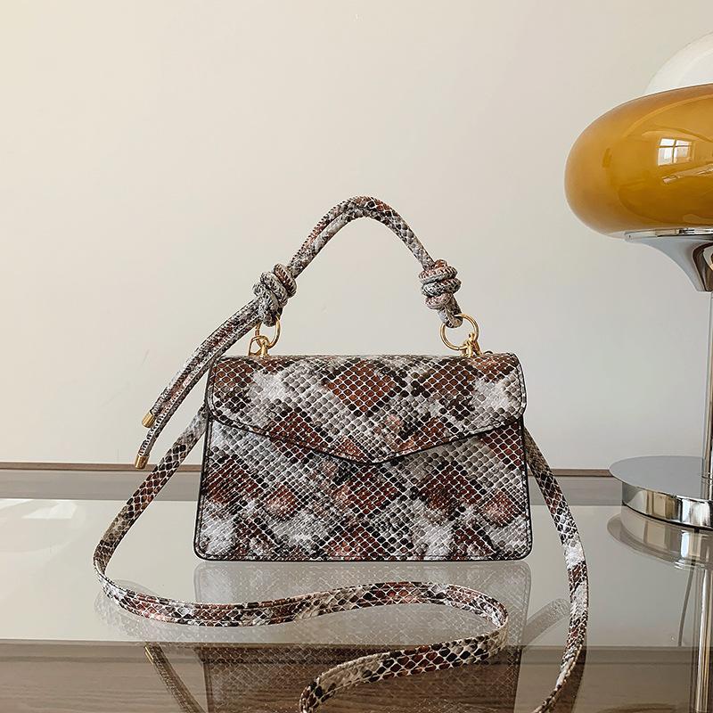 

2025 весна новая универсальная сумка через плечо ins, темпераментная простая маленькая квадратная сумка с высоким чувством, сумка женская от интернет-знаменитости, тренд коричневый