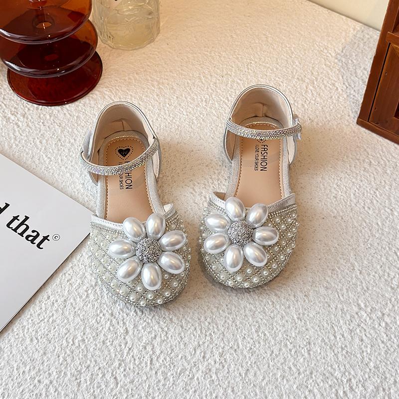 

Girls Dance Shoes Wedding Sweet Kids Half Sandals Pearls Flower 2025 Summer New Children Princess Shoes Shiny Sequins Ins Trendy 24 серебряный