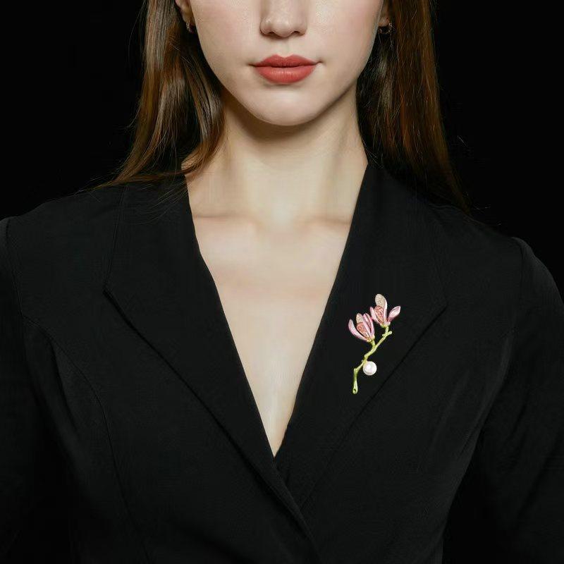Cute Pearl Rhinestone Inlaid Magnolia Flower Pins Brooch Trendy Metal Enamel Lapel Pin Suit Clothing Accessory Ornament Gift