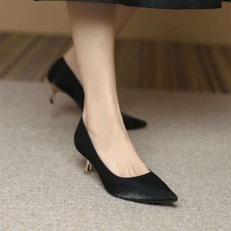 Cremeweiße High Heels Damen Stiletto 2025 Frühling 5 cm kleiner Absatz keine müden Füße Moderatorin spitz Französischer Rock Einzelne Schuhe