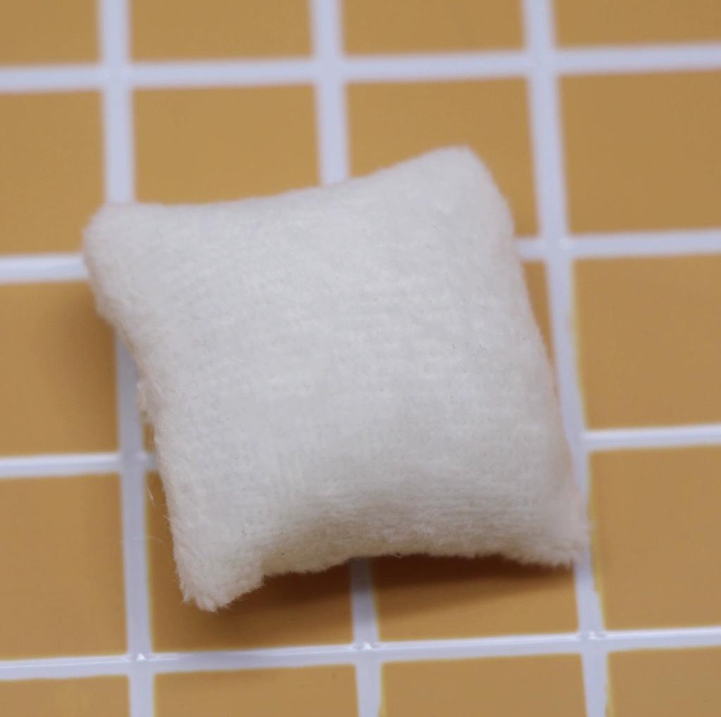 4 Stück 1/12 Puppenhaus Miniatur Kissen Kissen für Sofa Couch Bett Möbel Spielzeug