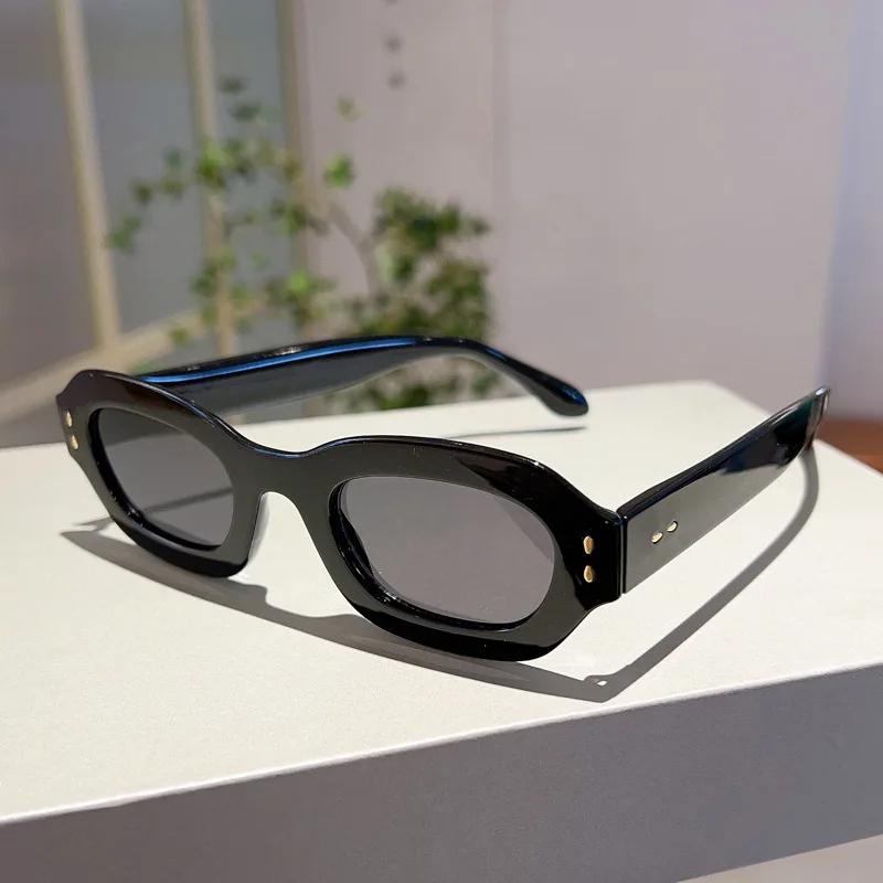 Luxury Brand Designer Small Frame Sunglasses Women Vintage Fashion Sun Glasses For Men Popular Punk Rivet Hip Hop Shades Uv400