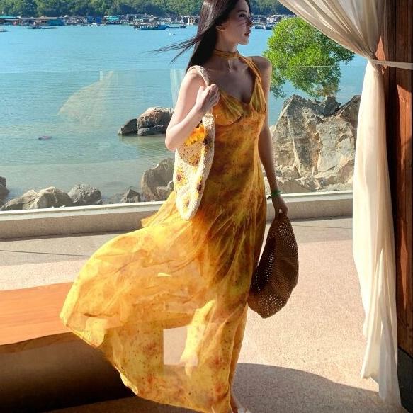 French Holiday Style Yellow Smudged Streamer V-neck Suspender Slim Dress, High-end Women's Summer Halter A-shaped Long Dress