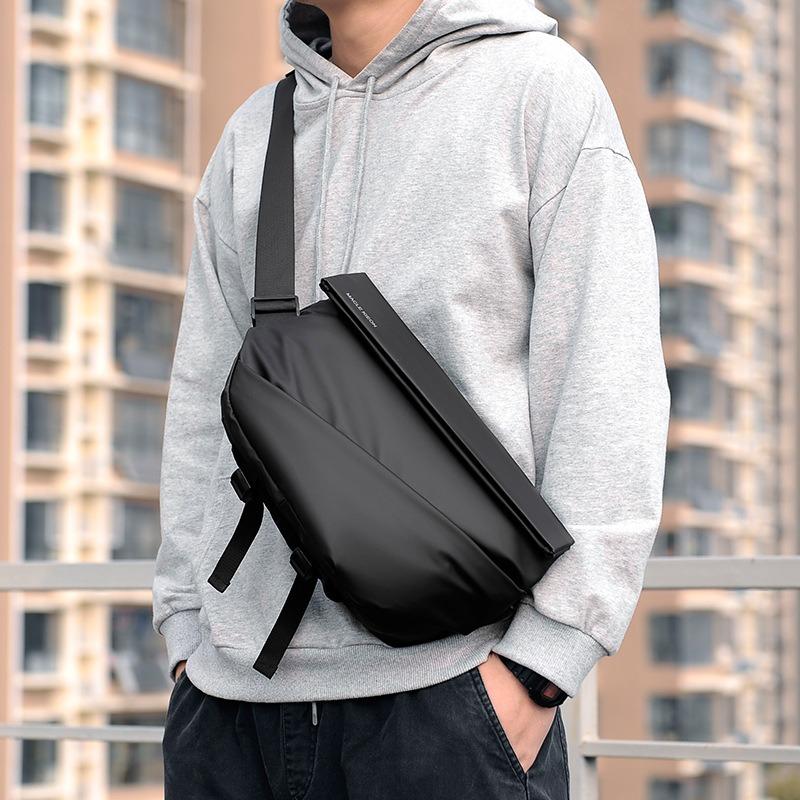 Men's breast bag, personalized backpack, messenger bag, waterproof and wear-resistant leisure bag, high-end fashion shoulder bag.