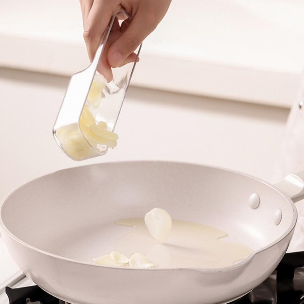 Tre-i-ett hållbar manuell hushållsmaskin i plast för vitlökstrampning, kvarn, rivare, multifunktionellt ingefära- och vitlöksverktyg