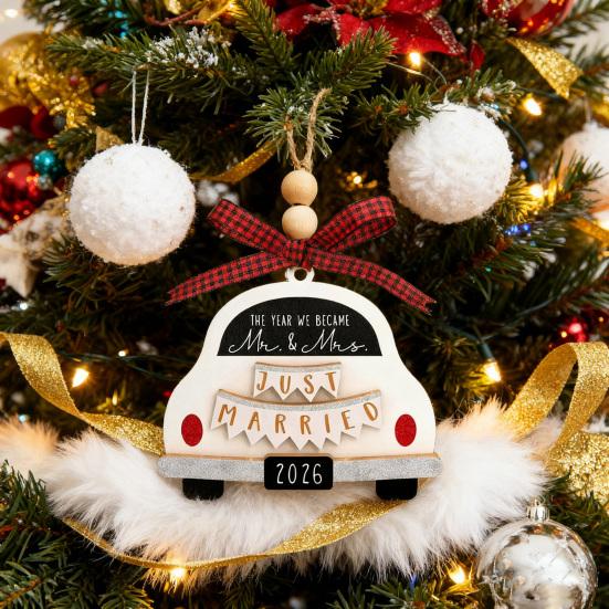 Erstes Weihnachten verheiratet Ornament Rustikales Holzauto Hochzeitsornament mit Büffelkaro-Schleife für Paare Brautparty Frisch verheiratet Hochzeitsdeko