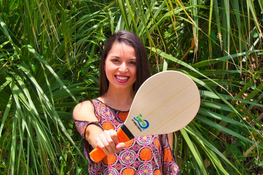 Frescobol Set: 2 Bello Wood Paddles, 2 Premium Orange Padded Grips, 2 Official Orange Balls, and a Beach Tote Bag