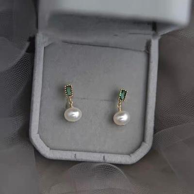 Kleine niedliche natürliche Süßwasserperle Smaragd Zirkon Silbernadel Vergoldete Ohrstecker, Mini-Kontroll-kleine Ohrringe für Damen, Ohrringe.
