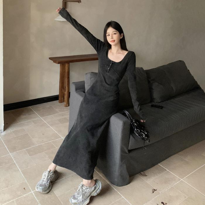 

Black square-necked hip-wrapped long dress for women s new autumn and winter high-end style with a coat and a knitted dress inside. S чёрный