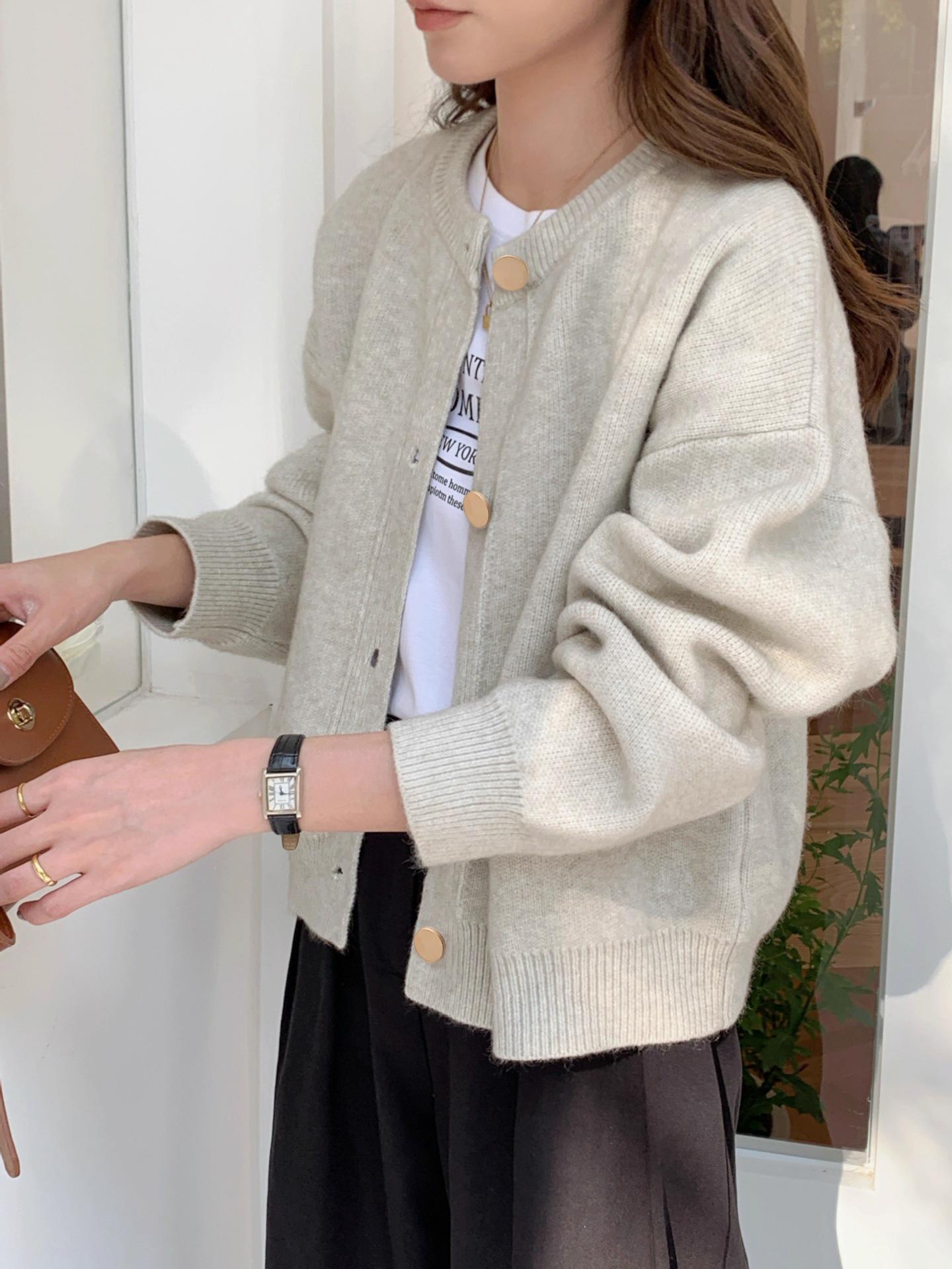

2025 Autumn Women s Retro Knit Cardigan - Buttoned, Loose-Fit Sweater Large