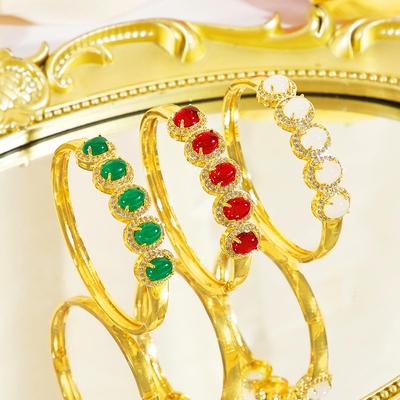 CMM Wunderschöne goldene Armreifen Schmuck Funkelnde Zirkonia Fesselndes Accessoire für globale Modebegeisterte