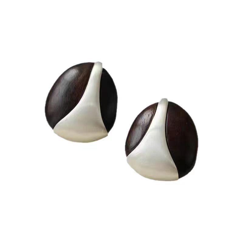 

Retro Geometric Sandalwood Stud Earrings – Fashionable, Lightweight, Luxurious Dangle Design