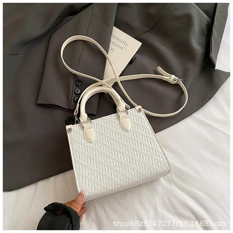 

Woven bag bag women s 2025 new trendy fashion versatile handbag solid color simple retro shoulder crossbody small square bag белый