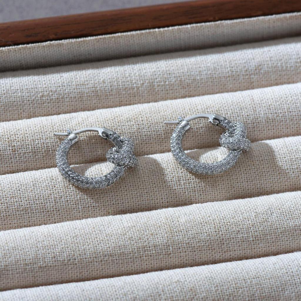 Stylish Knotted Zirconia Ear Cuff: European-American White Gold Plated, Ideal for Fashionable Daily Wear