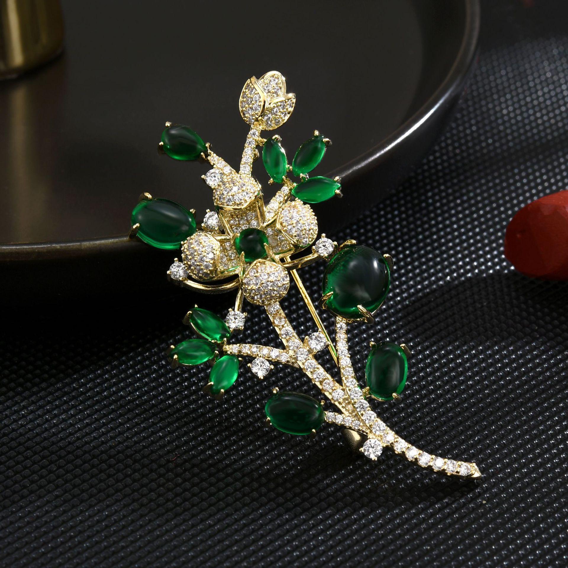 

Ladies Light Luxury Design Elegant Green Leaf Brooch Fashionable And Versatile Niche Design Sense Inlaid Zircon Brooch