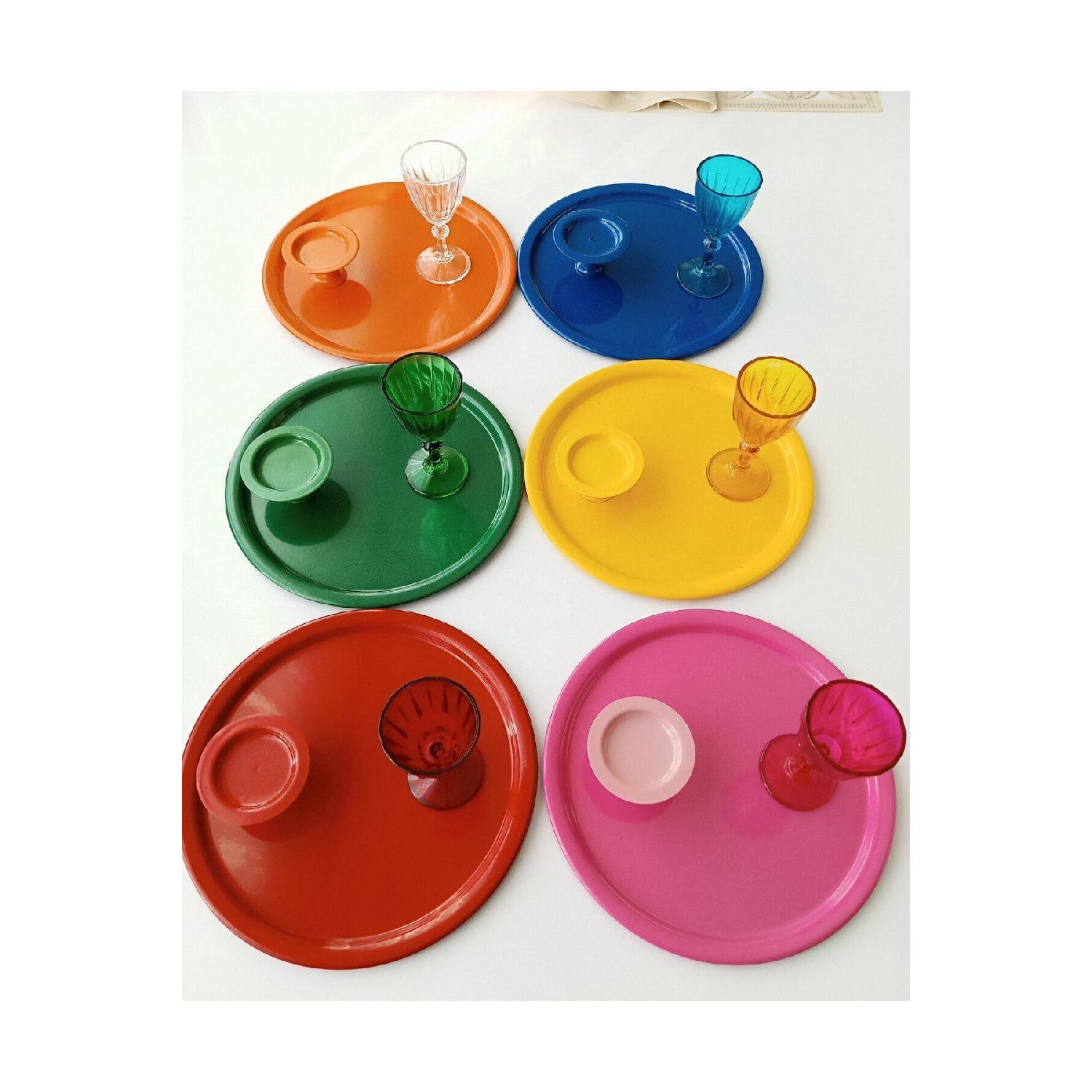 

6 круглых одноразовых подносов красного, синего, желтого, оранжевого, зеленого и розового цвета чистый