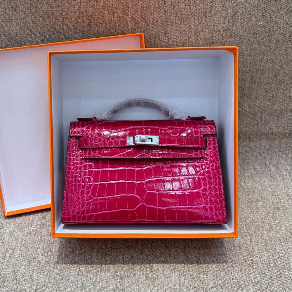 

Новая модная и универсальная сумка через плечо с цепочкой в виде свиного носа из натуральной кожи с рисунком крокодила и коровьей кожей первого поколения Length 22cm x Thickness 7cm x Height 14cm розы красного