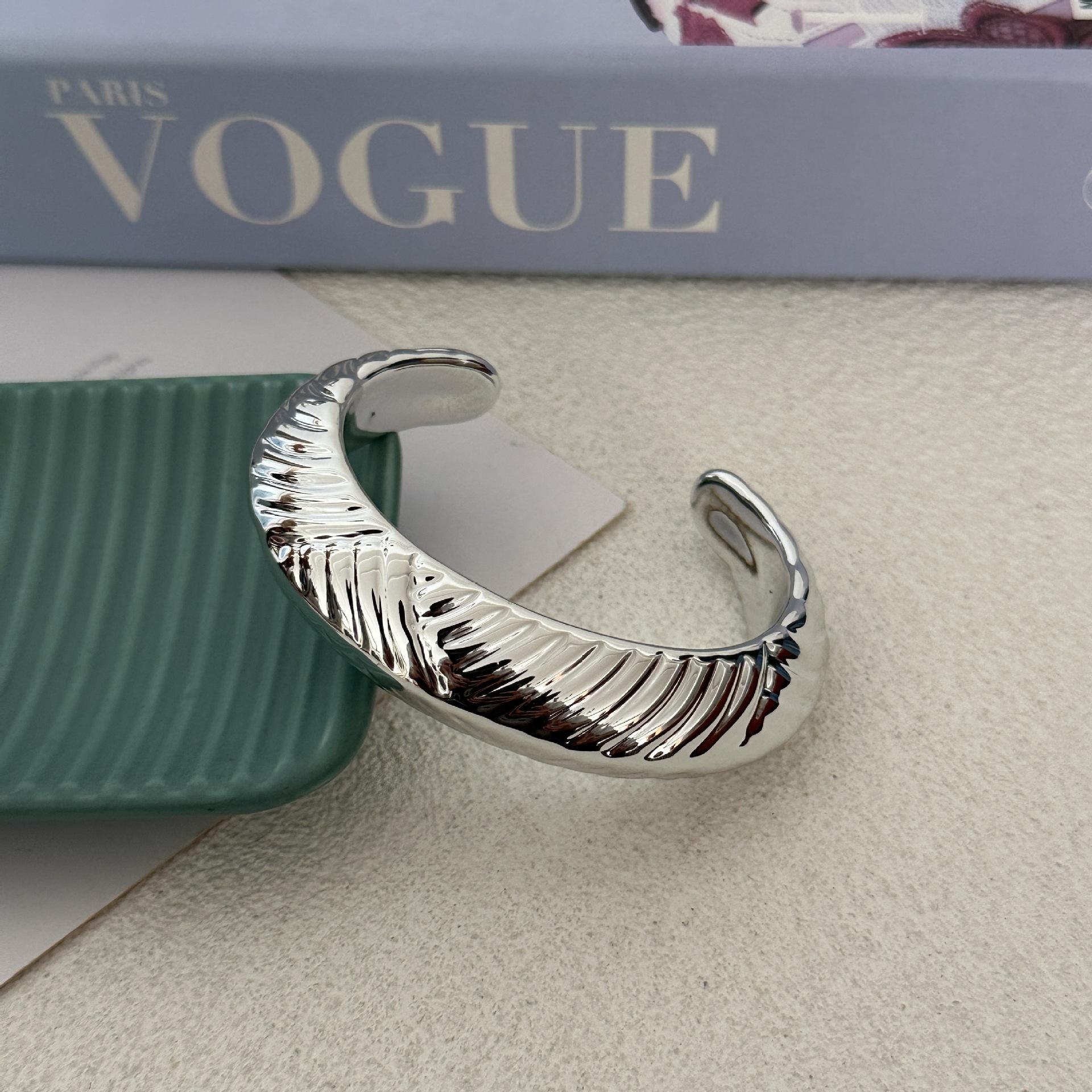 

Vintage Enamel Drop Oil Irregular Wave Acrylic Opening Bracelet Simple Everyday Delicate Women Bangles Fashion Accessories Gift